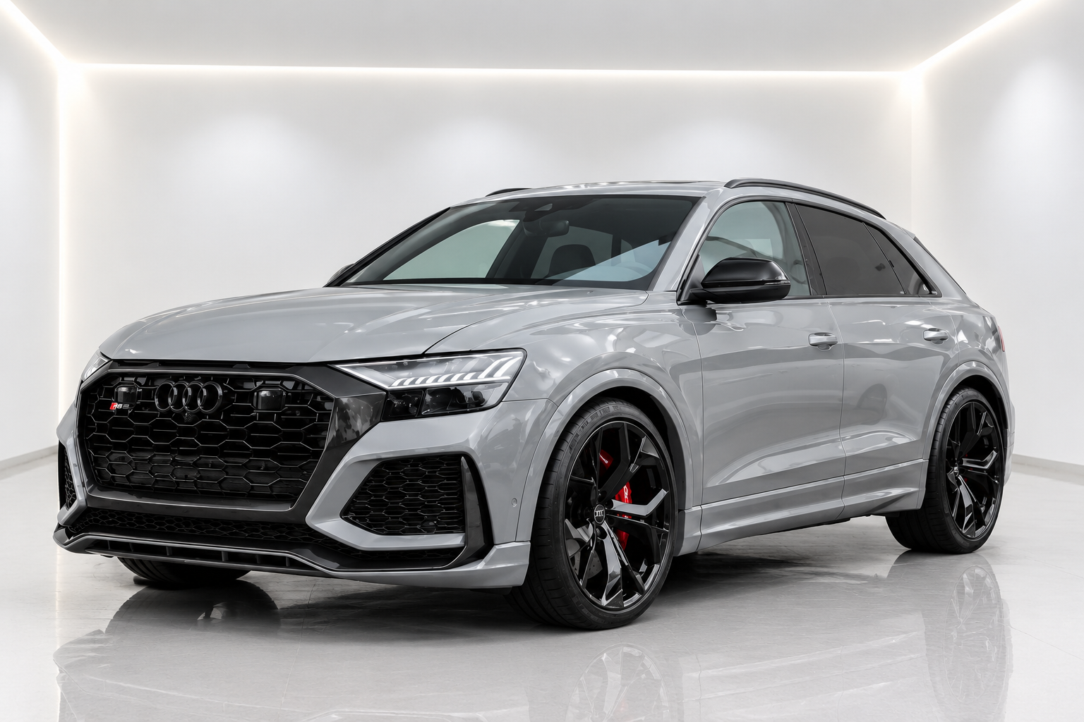 Audi RS Q8 2024 in nardo grey huren bij MalaCars Nederland